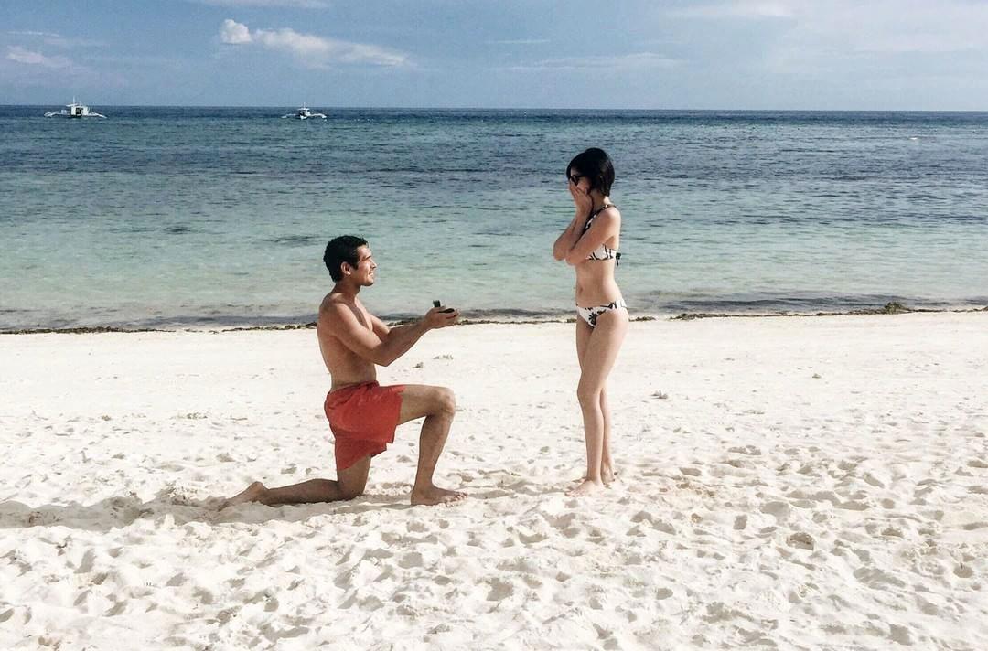 Cute People On The Beach - 12 Romantic Beach Proposal Ideas Are Sure To Make Her Swoon!