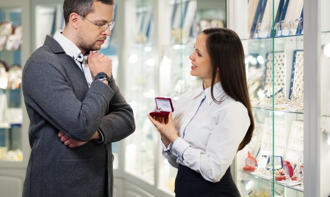 common mistakes when man buy engagement rings