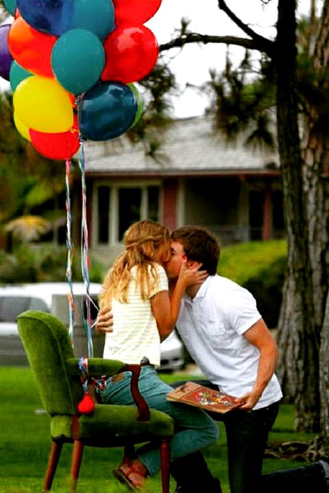 summer proposal ideas with couple and balloons