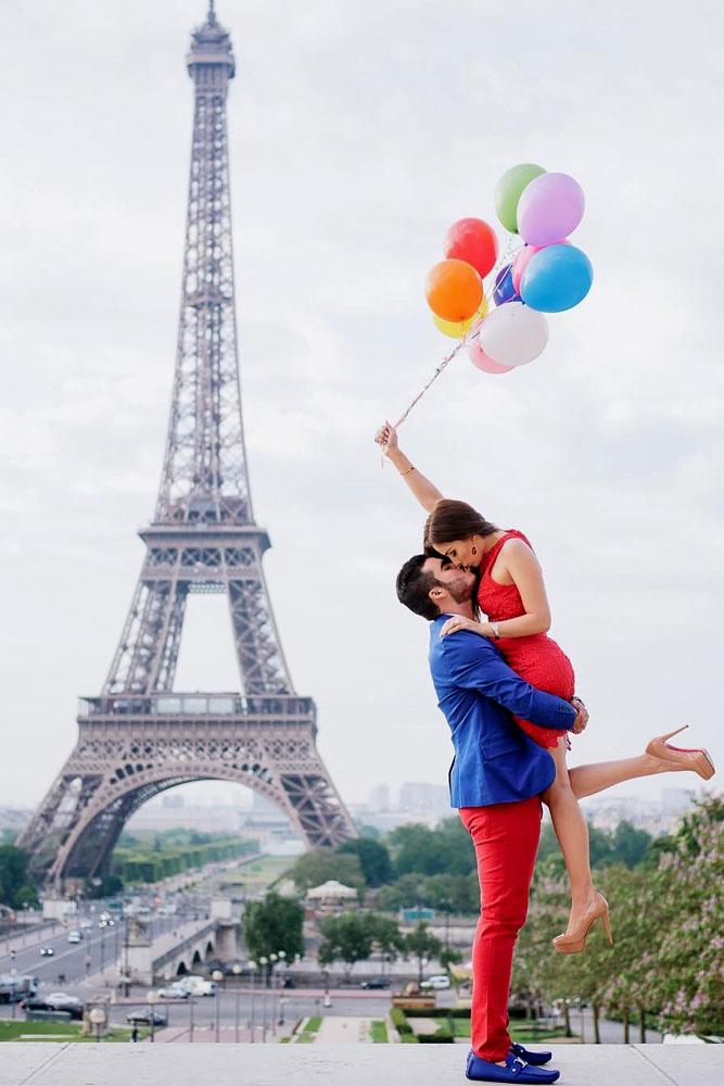 summer proposal paris girl with balloons