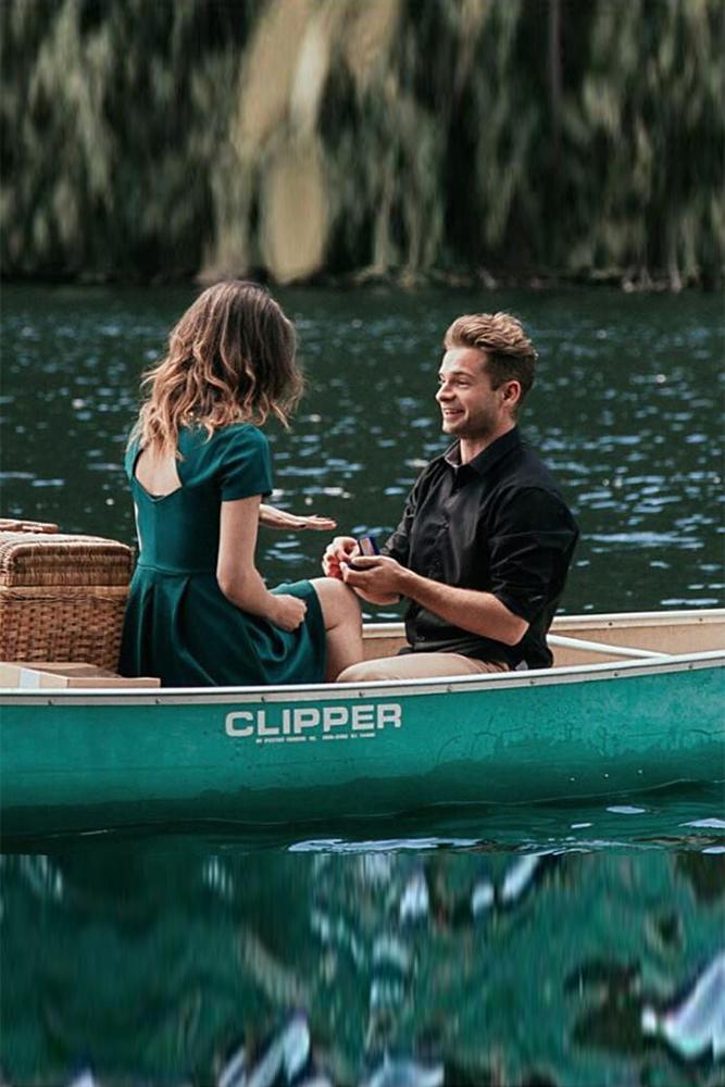 summer proposals ideas sweet couple in a boat in summer