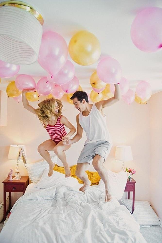 engagement photo ideas balloons funny happy couple