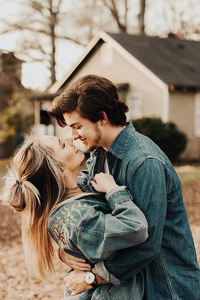engagement photo ideas couple engaged outdoor