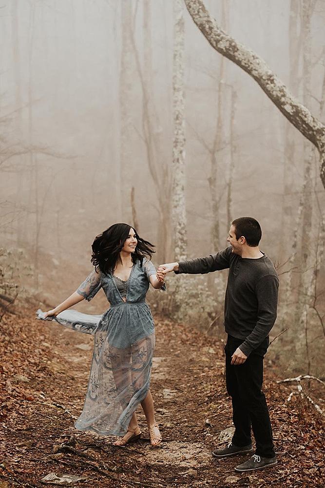 engagement photo ideas man and woman forest outdoor