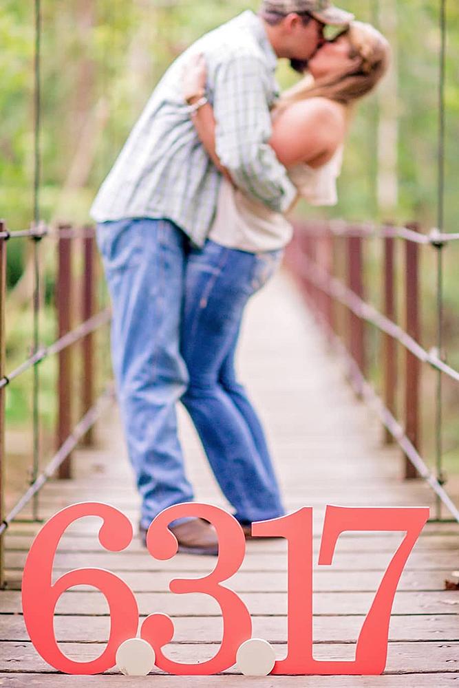 save the date ideas letters couple kissing