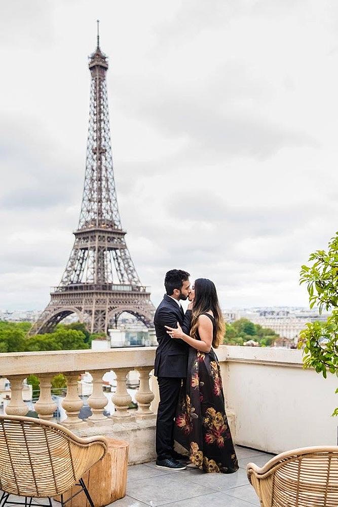 engagement photos eiffel tower couple romantic