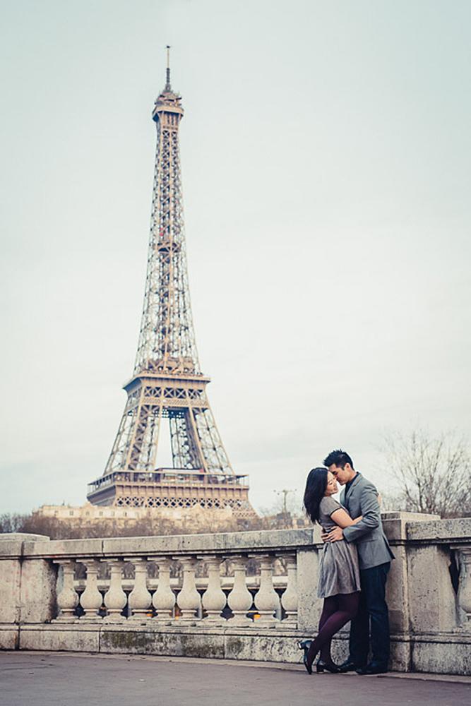 engagement photos man and woman eiffel tower