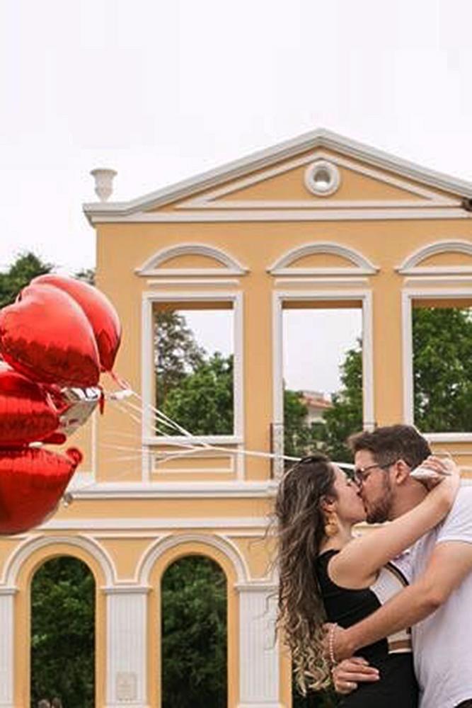 engagement pictures balloons kiss couple romantic