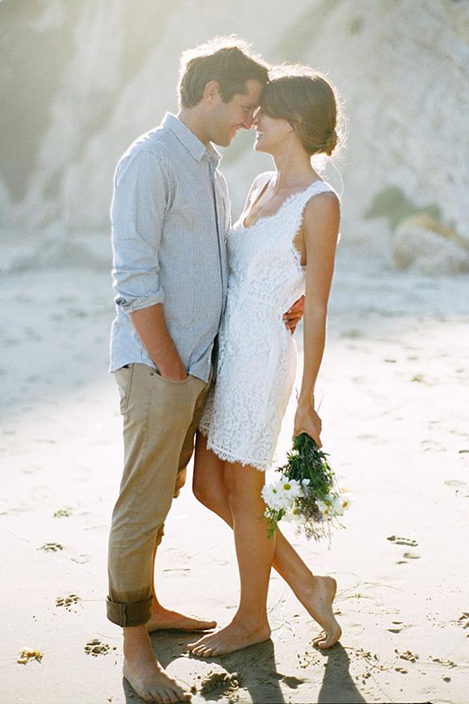 engagement pictures couple on the beach