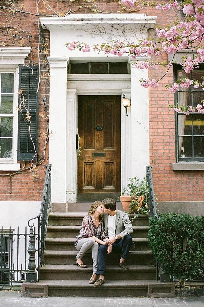 engagement pictures couple sitting and kissing