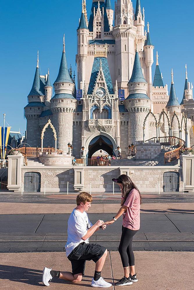 creative proposal ideas man propose a woman disney castle
