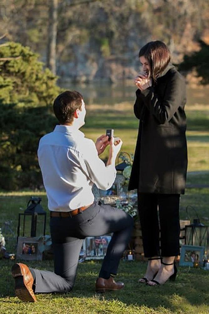 creative proposal ideas man propose a woman in the park