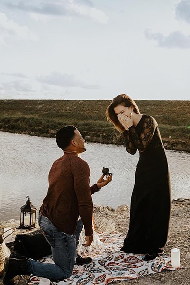 creative proposal ideas man propose a woman outdoor nature