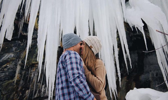 winter engagement photos amazing backdrop couple engaged