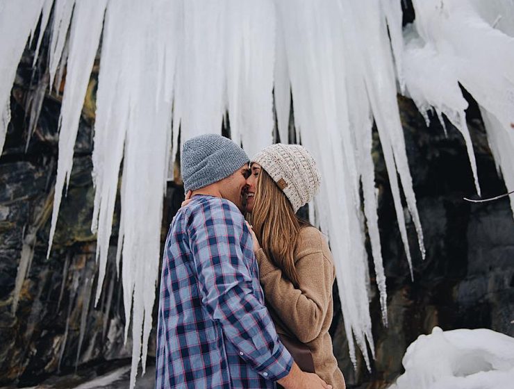winter engagement photos amazing backdrop couple engaged