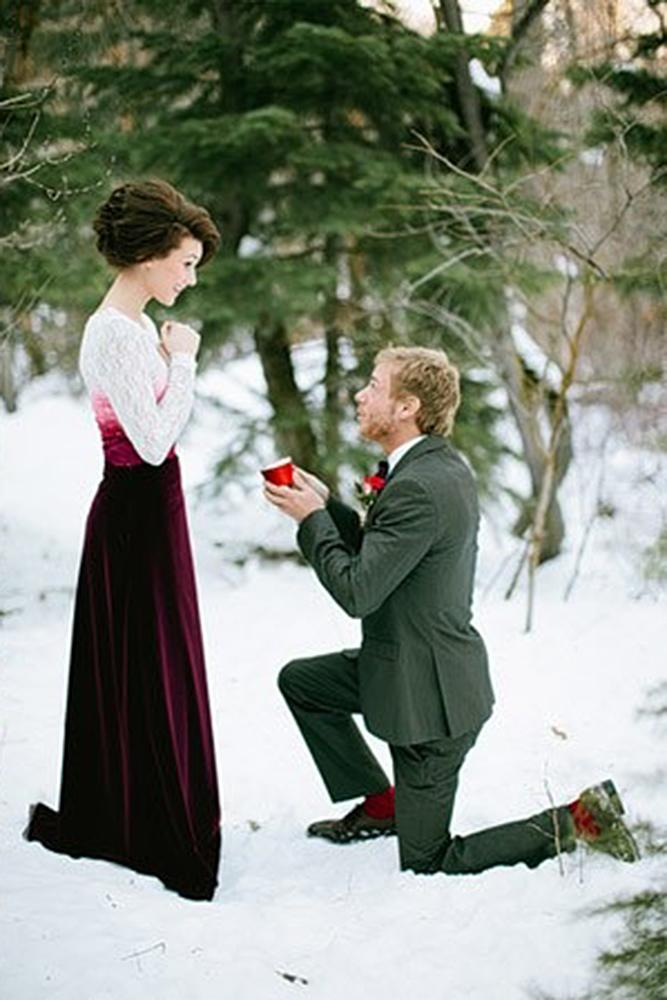 christmas proposal couple photosession snow