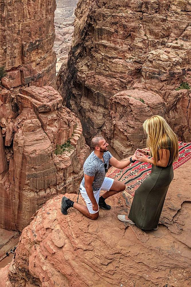 unique engagement ideas beautiful place view man propose a woman