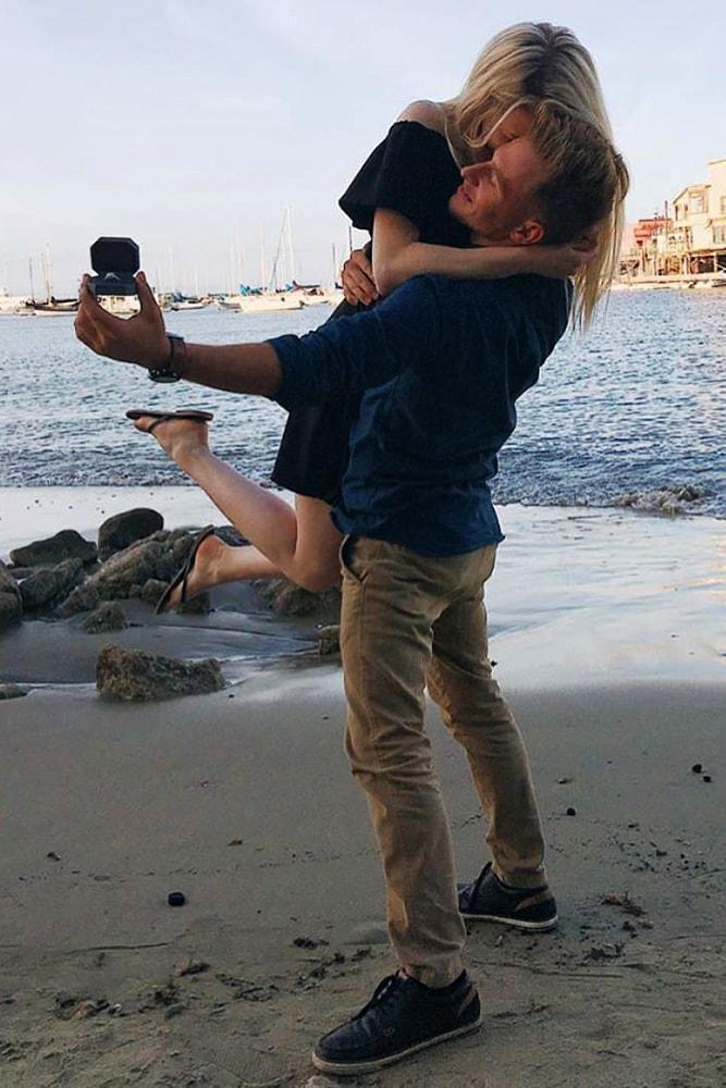 proposals funny ideas for cool photos on the sand near water