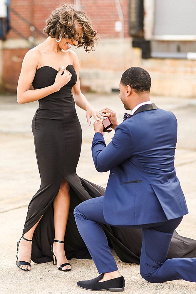proposals man propose a woman city casual