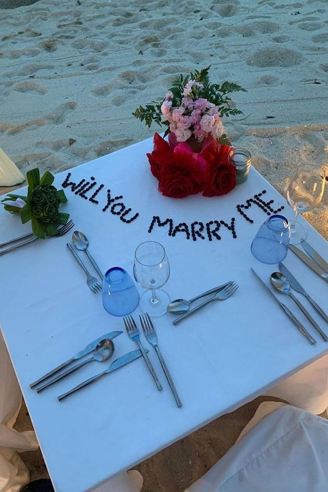 beach proposal ideas romantic sunset dinner romantic proposal