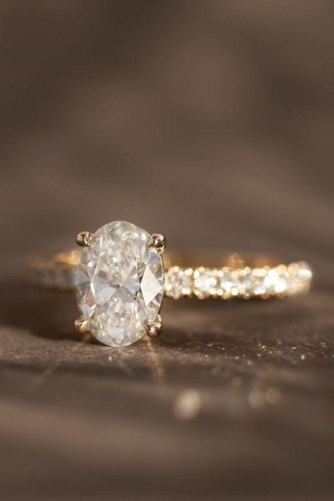 simple engagement rings with oval cente stone2