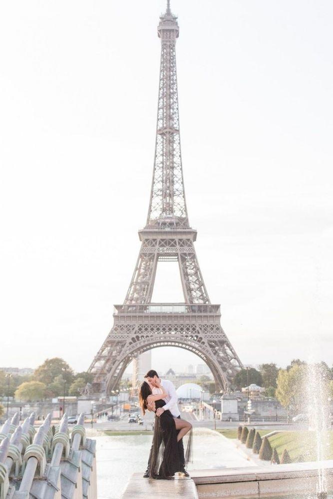 engagement photos romantic photo in paris1