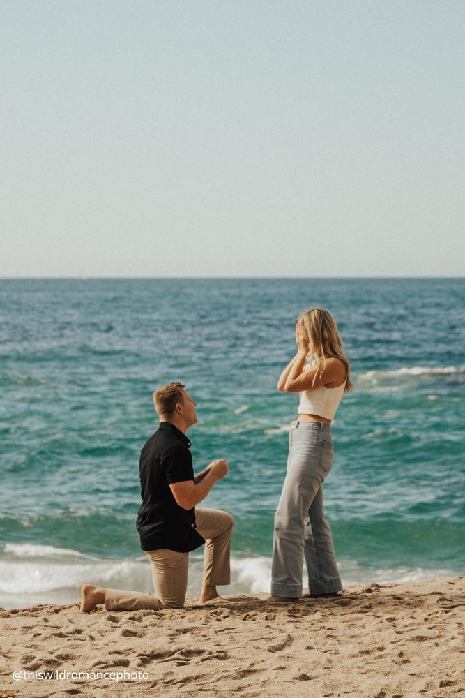 cheap proposal ideas a guy proposes to a girl on a beach thiswildromancephoto