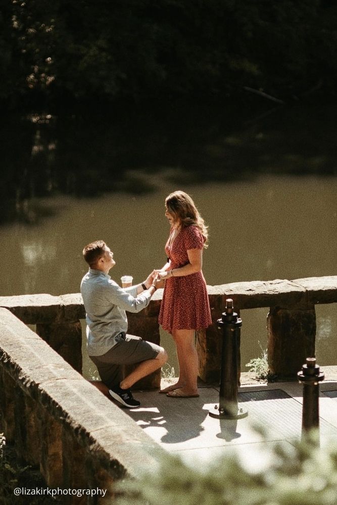 cheap proposal ideas a guy proposes to a girl on a bridge lizakirkphotography