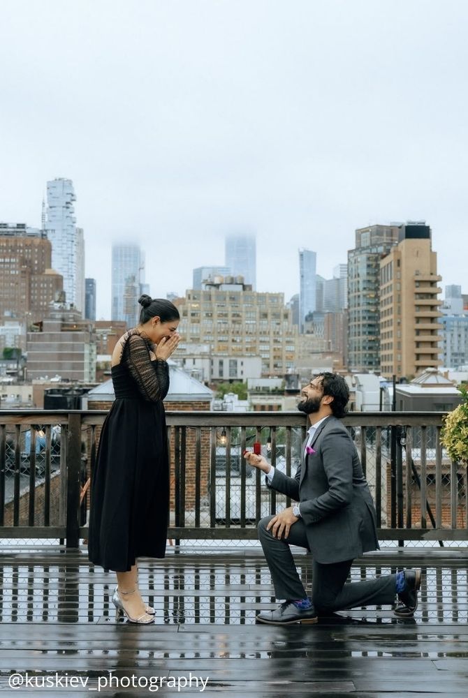 cheap proposal ideas happy in love proposal in the city she unexpectedly surprised he is on his knee kuskiev photography