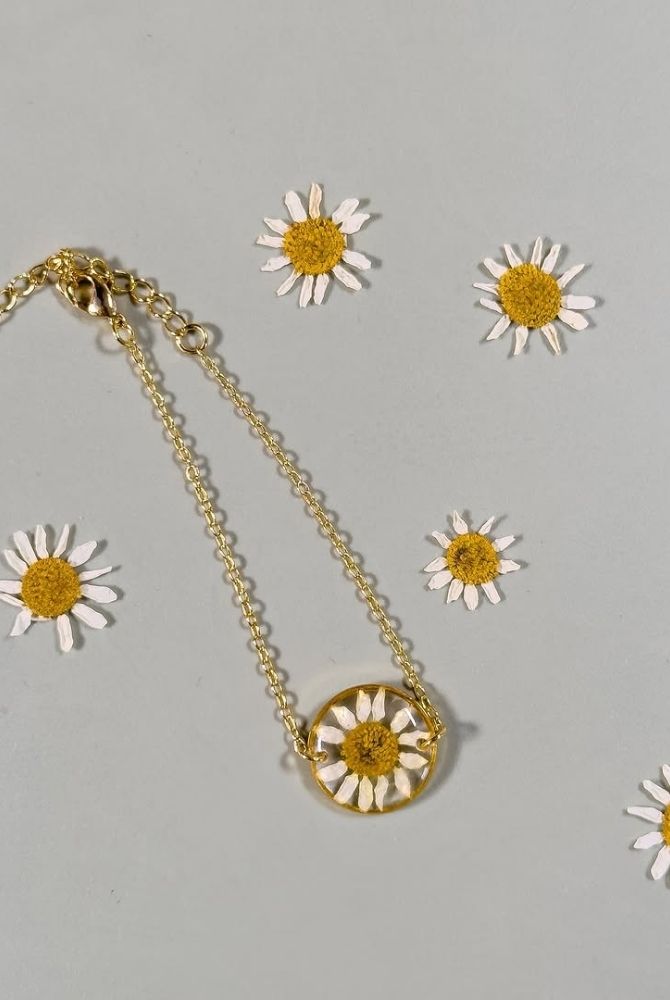 pressed flowers bracelete with daisies