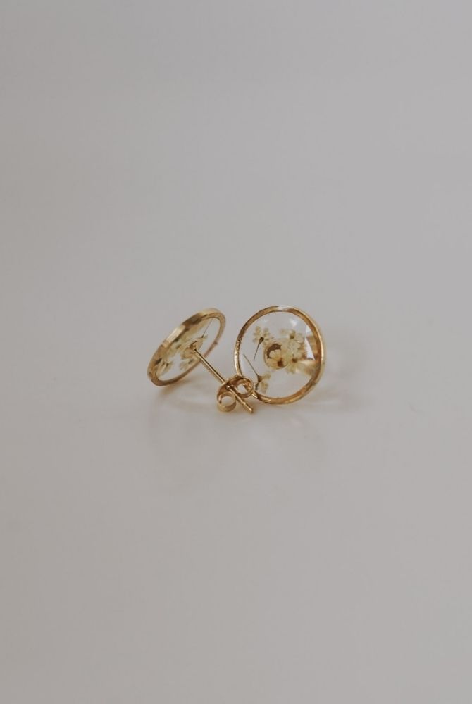 pressed flowers earrings with white flowers